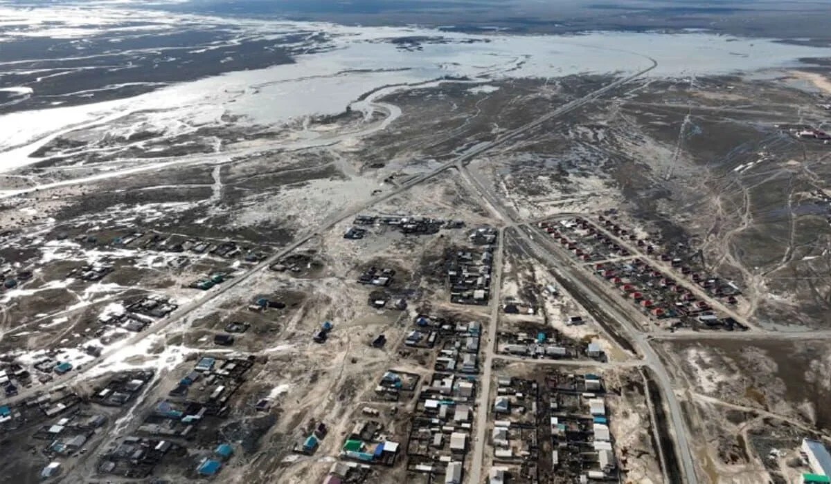 «Большой объем воды может затопить ваши дома»: аким Уральска обратился к горожанам (ВИДЕО)