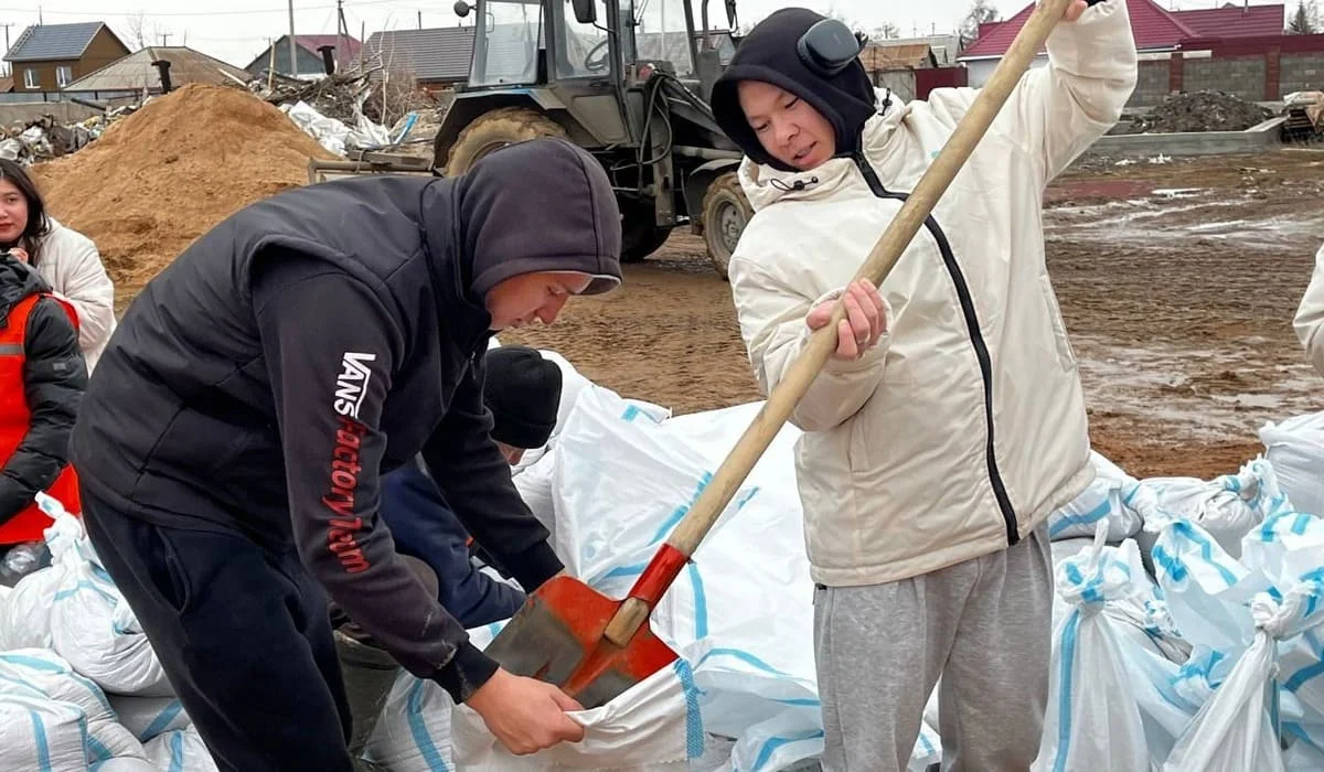 Сотни волонтеров «Жастар Рухы» участвуют в противопаводковых мероприятиях в Акмолинской области