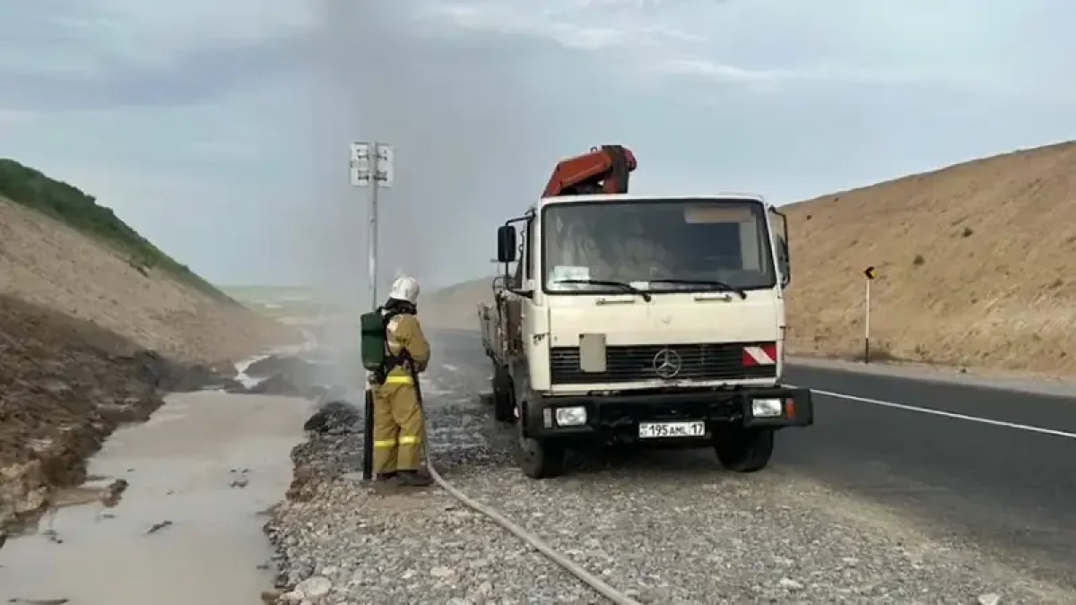 Более 20 человек отравились из-за разлившейся на дороге неизвестной жидкости в Шымкенте