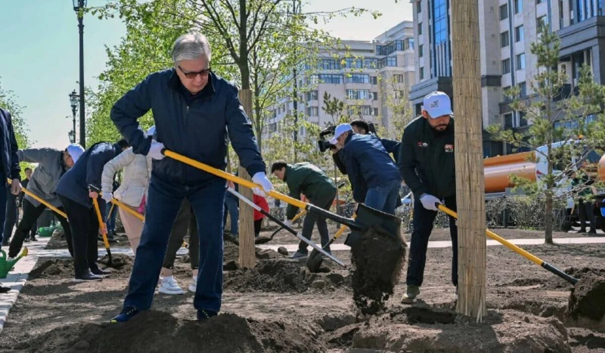 Президент принял участие в городском субботнике (ФОТО, ВИДЕО)