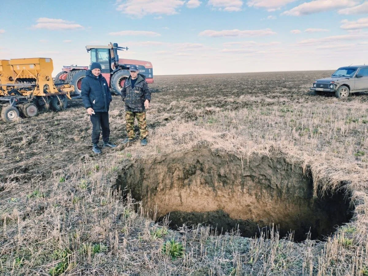 Глубокая яма самопроизвольно образовалась в поле в Костанайской области