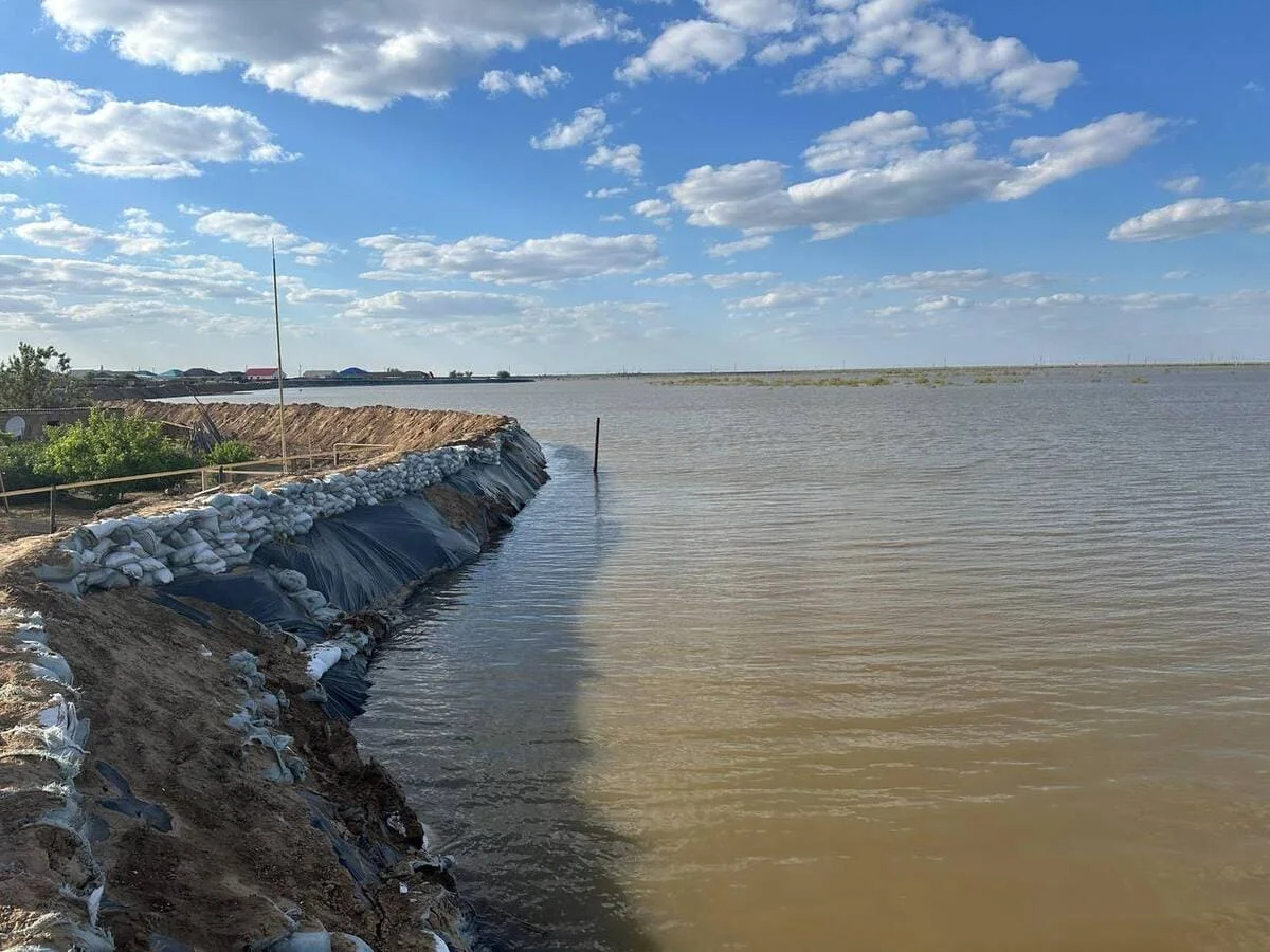 Жители Атырау в две смены контролируют уровень воды в реке Жайык