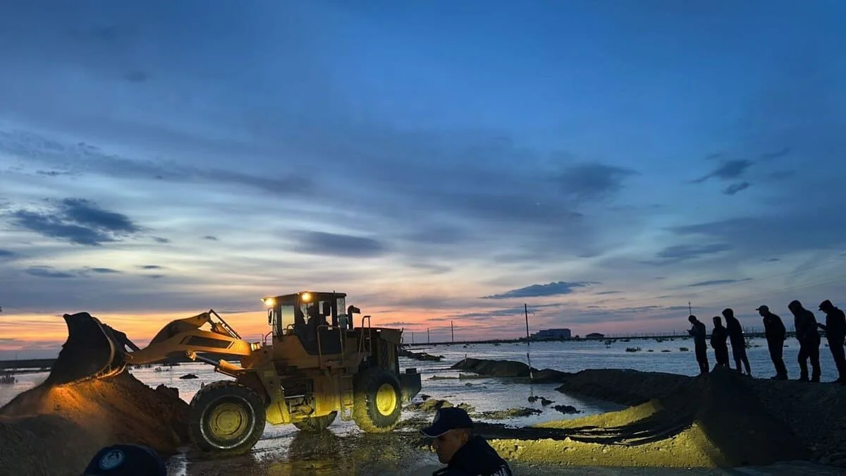 На трассе Атырау – Уральск вскрыли дамбу для пропуска воды (ВИДЕО)