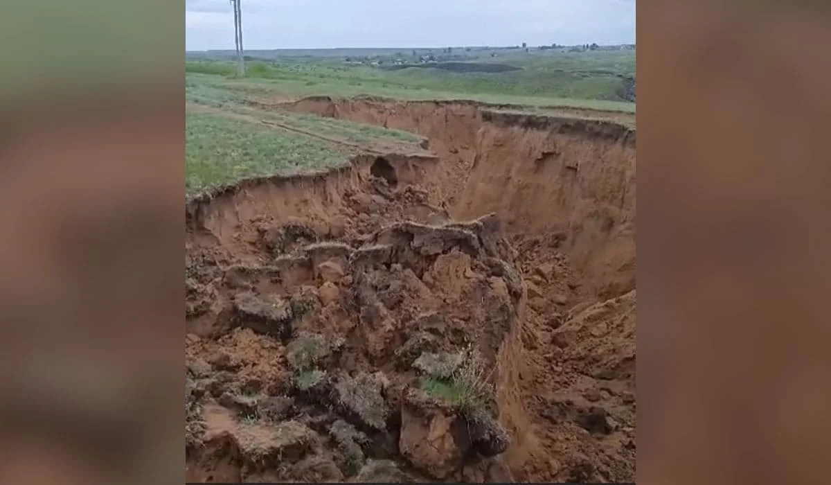 Провал в земле появился в Акмолинской области (ВИДЕО)