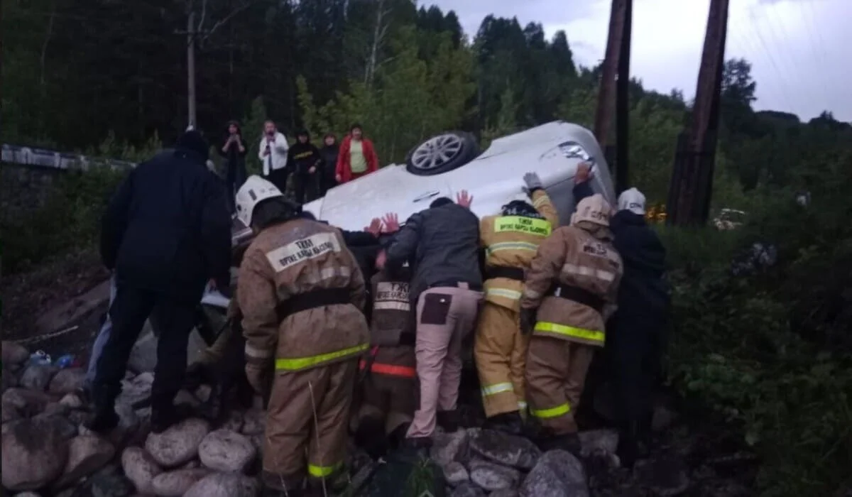 Водителя зажало в покореженной машине в ВКО