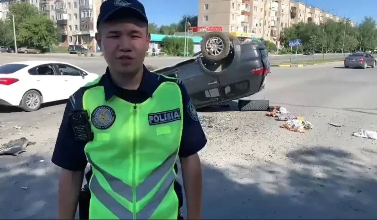 Авто опрокинулось после столкновения с другой машиной в Семее, есть пострадавшие