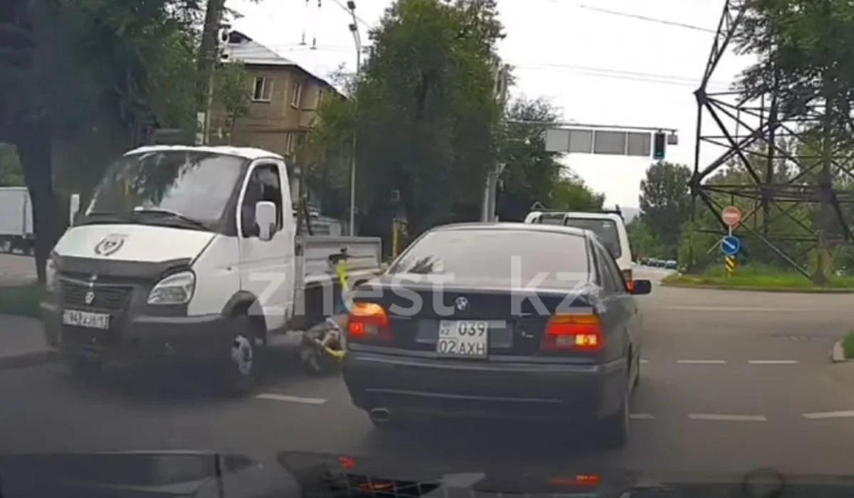 Маленького мальчика на самокате сбили на «зебре» в Алматы (ВИДЕО)