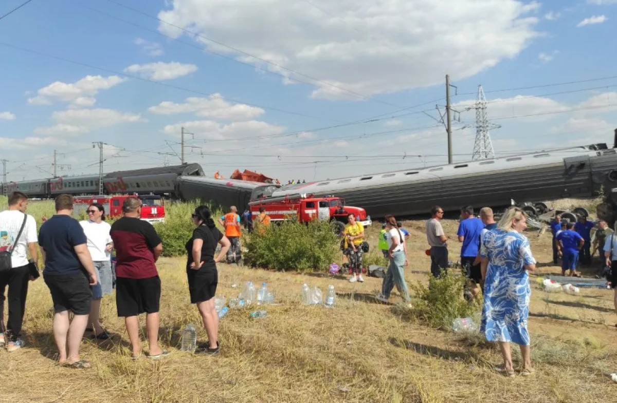 Поезд столкнулся с КамАЗом, 8 вагонов опрокинулись