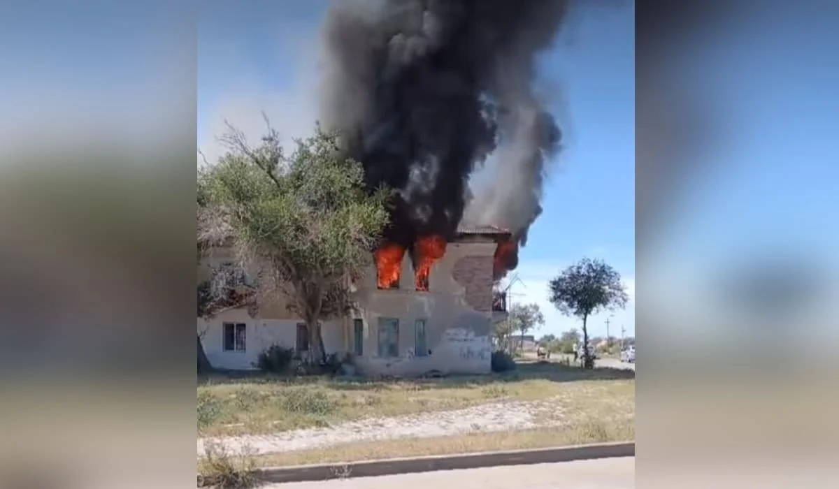 Крупный пожар в двухэтажном доме сняли на видео в Балхаше