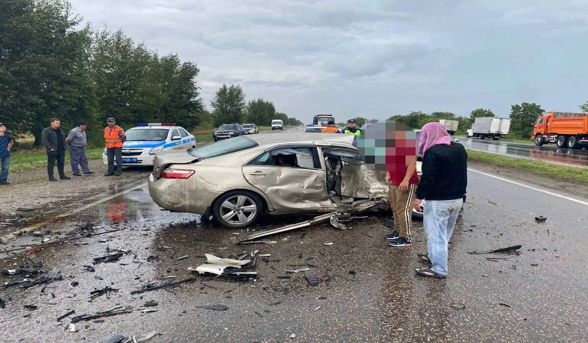 Легковушка выехала на встречку и спровоцировала ДТП в Костанайской области