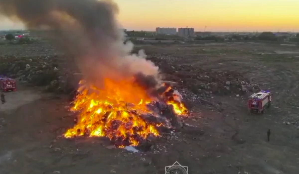 Крупный пожар тушили на мусорном полигоне Уральска (ВИДЕО)