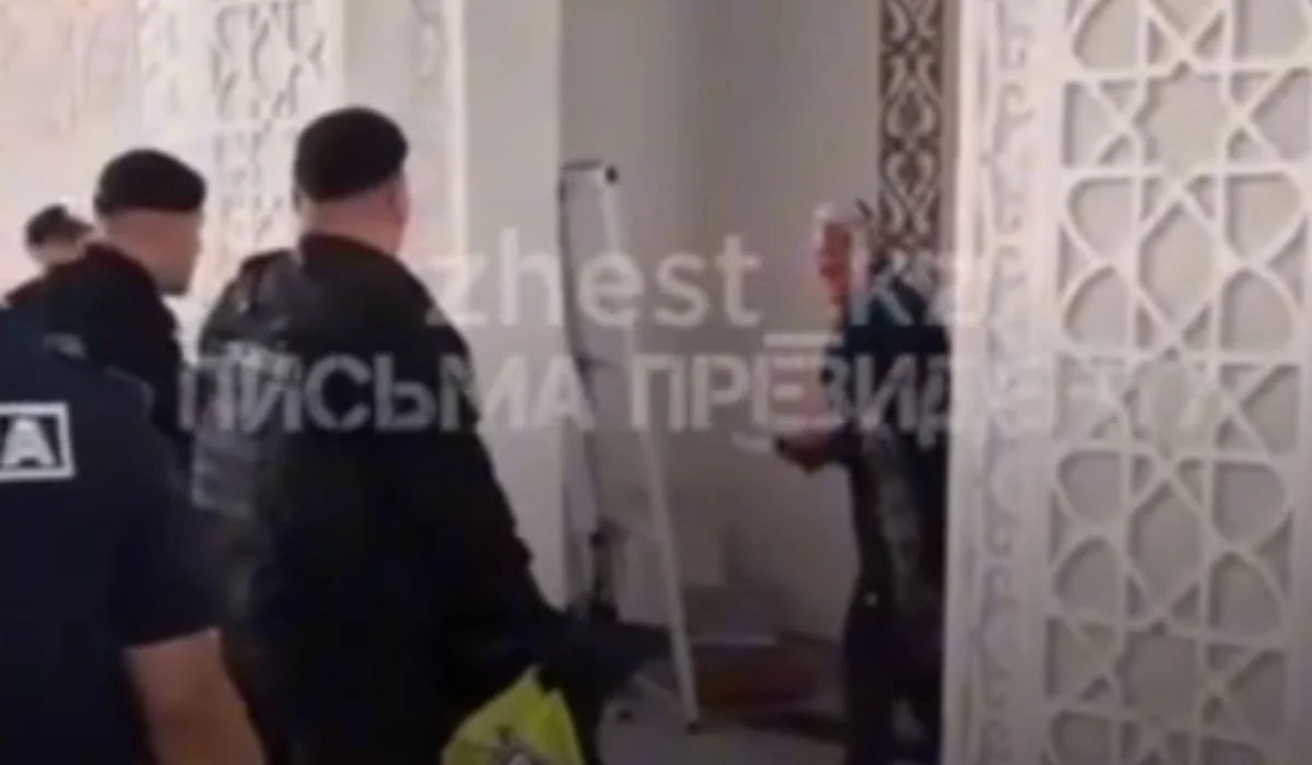 Мужчина с ножом угрожал прихожанам в мечети Астаны (ВИДЕО)