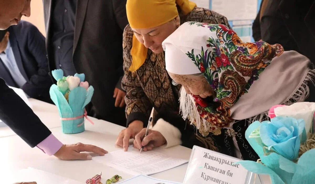 Четыре поколения одной семьи во главе со 103-летней апашкой пришли на голосование в Кегене