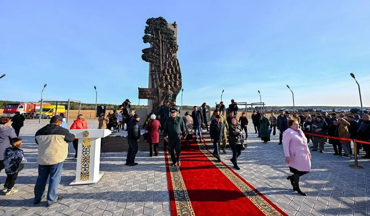 Памятник пожарным и лесникам, погибшим при тушении лесных пожаров, открыли в Абайской области