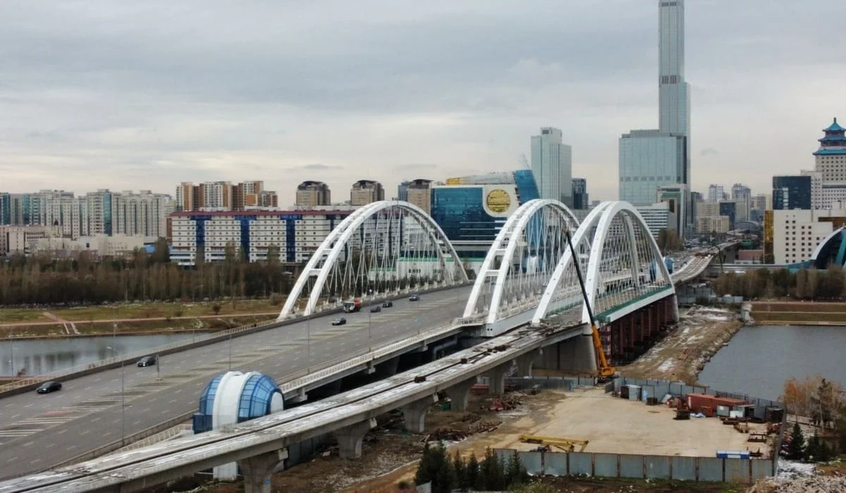 Строительство LRT в Астане: вантовый мост появился рядом с Домом министерств