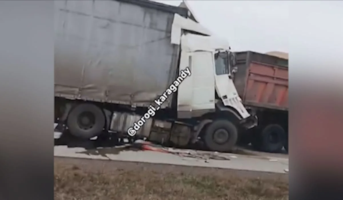 Кабину фуры смяло: водитель погиб в ДТП с двумя грузовиками в Карагандинской области (ВИДЕО)