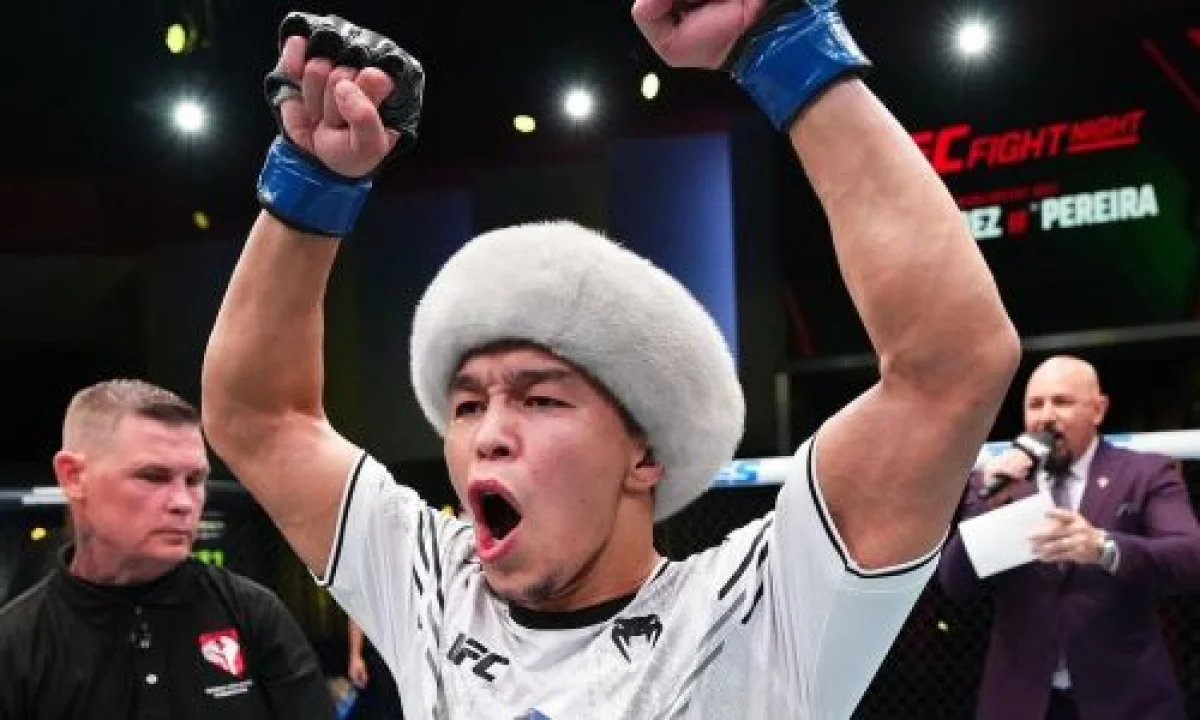 Казахстанский боец выиграл четвертый бой в турнире UFC