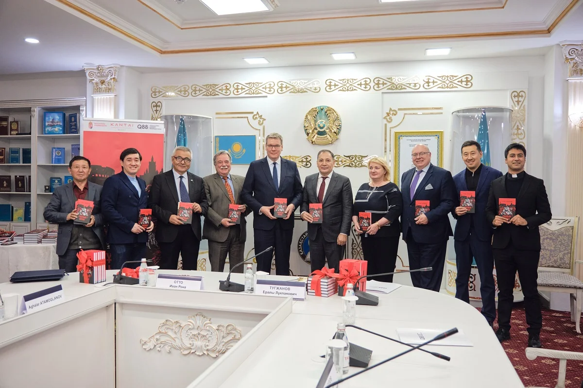 Книгу венгерского писателя перевели и выпустили на казахском языке
