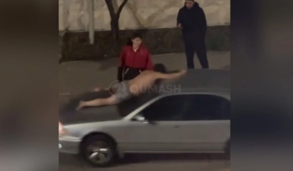 Мужчина в одних трусах кидался на проезжие авто в Алматы (ВИДЕО)