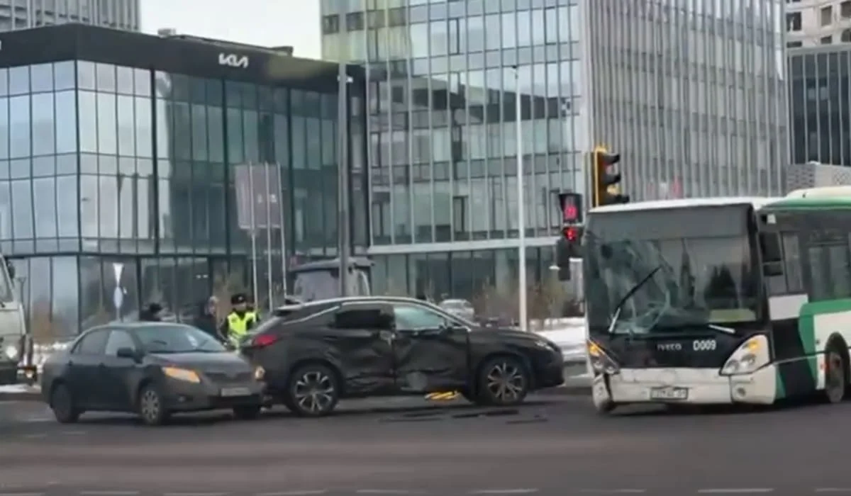 Две легковушки и пассажирский автобус столкнулись на перекрестке в Астане