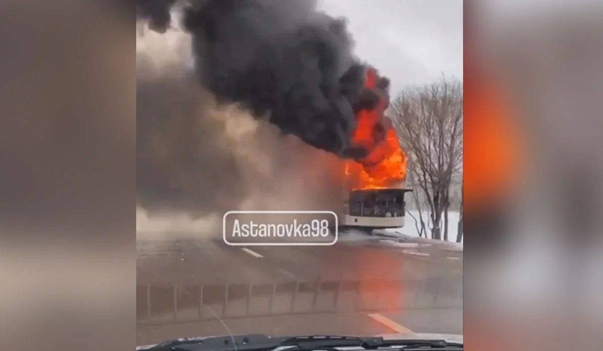 Автобус загорелся посреди оживленной дороге в центре Астаны