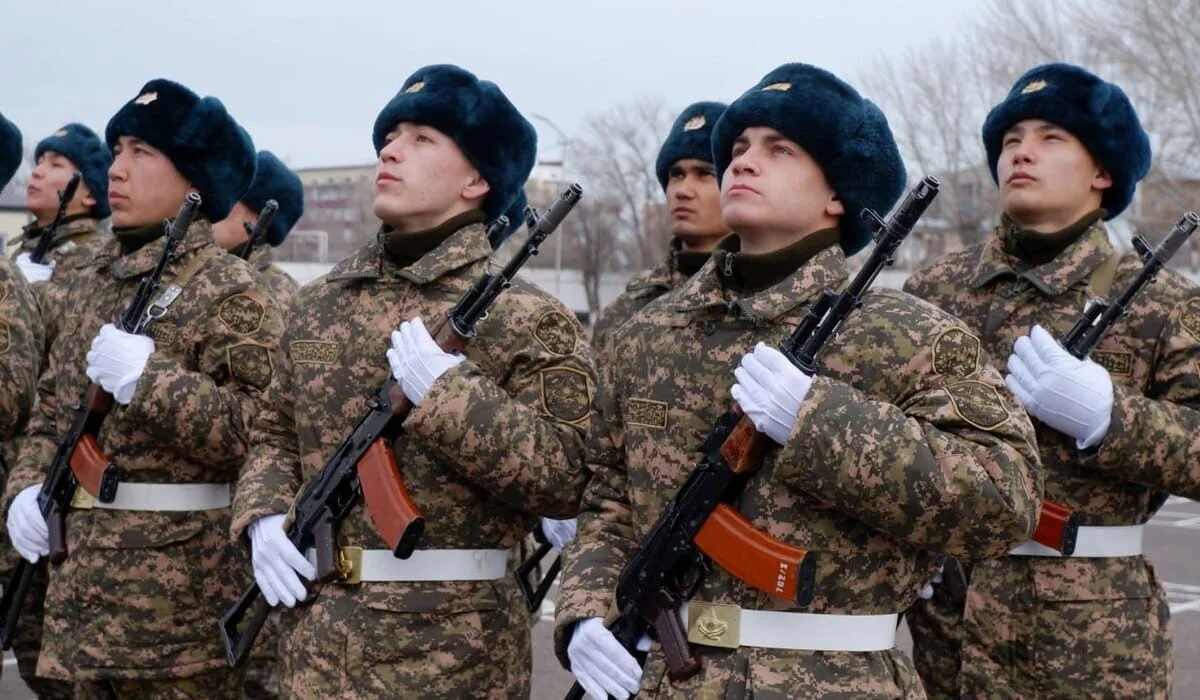 Необходимость увеличения числа призывников срочной службы в Казахстане объяснил военный эксперт