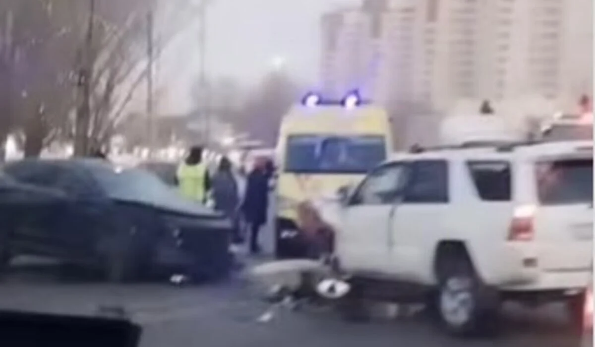 Три автомобиля столкнулись в Астане: три человека пострадали (ВИДЕО)