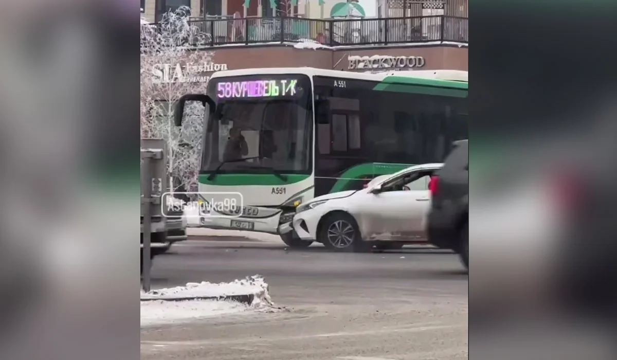 Легковушка столкнулась с автобусом в центре Астаны (ВИДЕО)