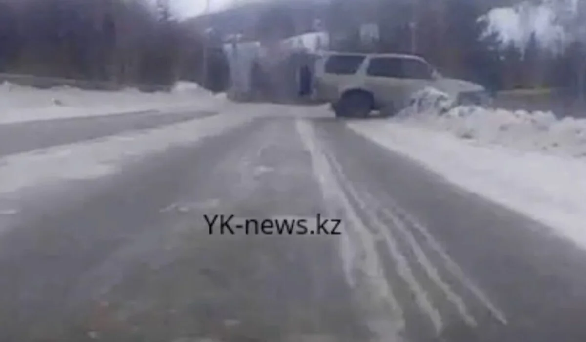 Видео падения автомобиля с моста в ВКО появилось в Сети