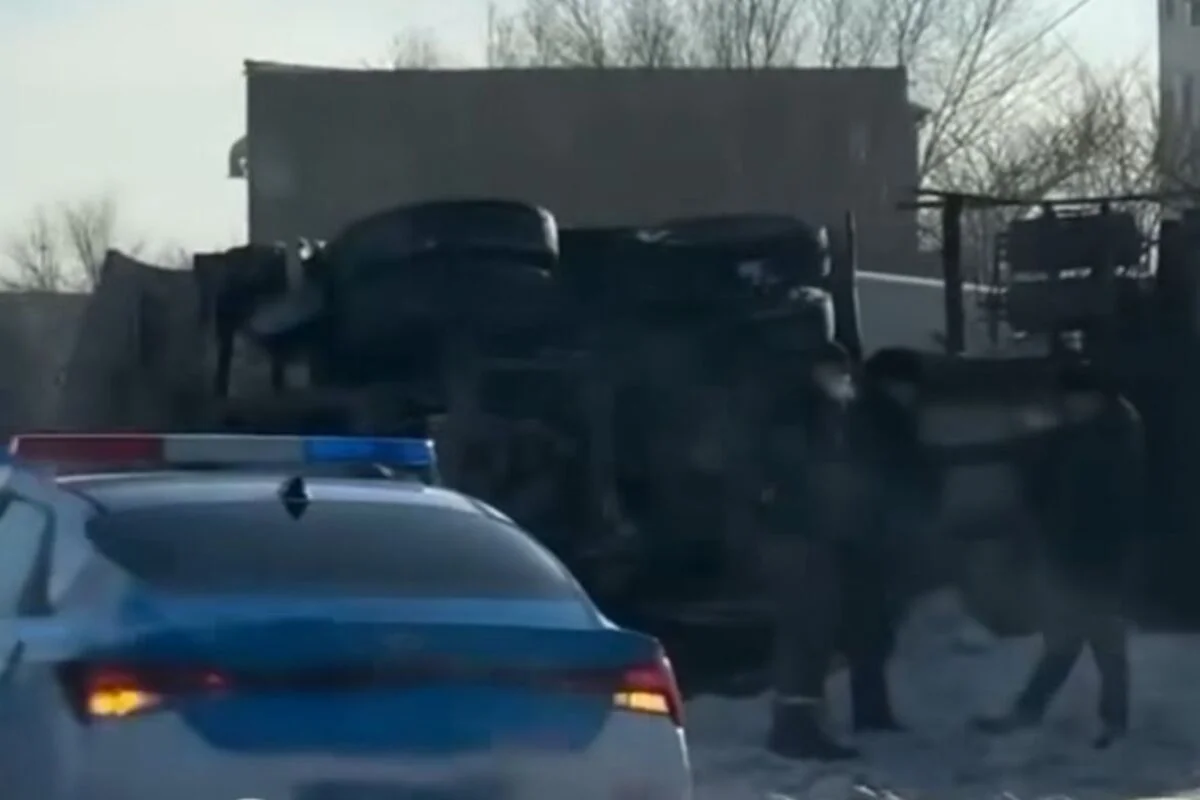 Бетономешалка перевернулась и врезалась в припаркованные авто в Астане (ВИДЕО)