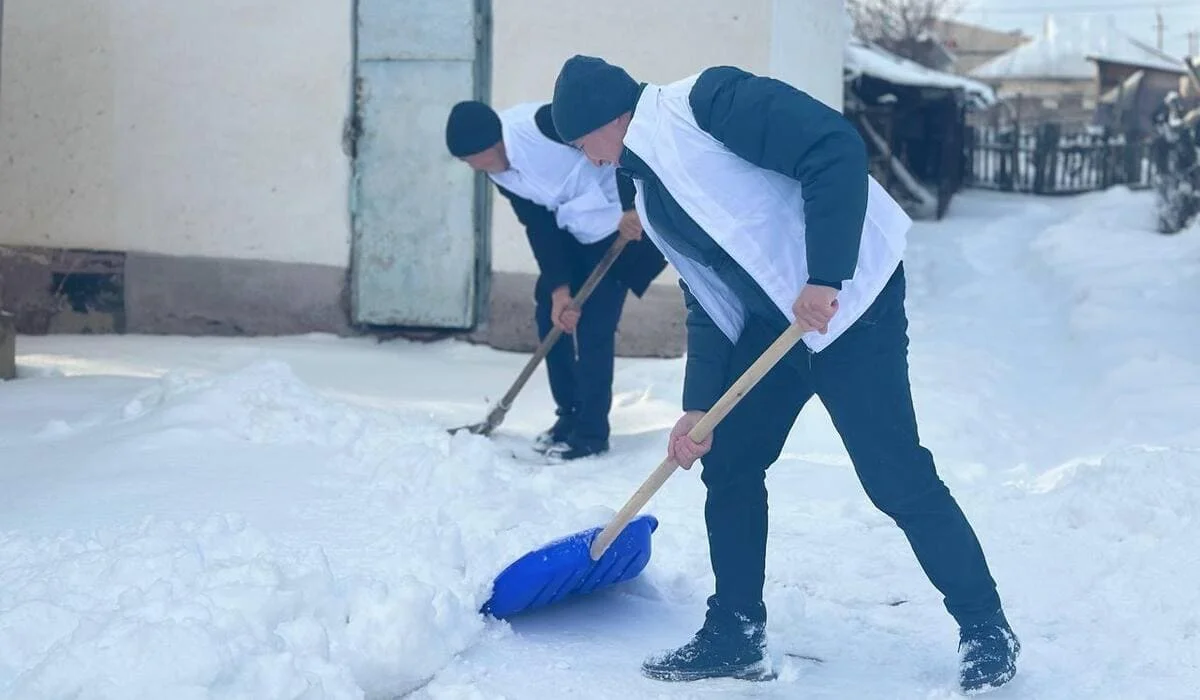 Уборка снега: участники акции «Таза бейсенбі» помогают одиноким пенсионерам