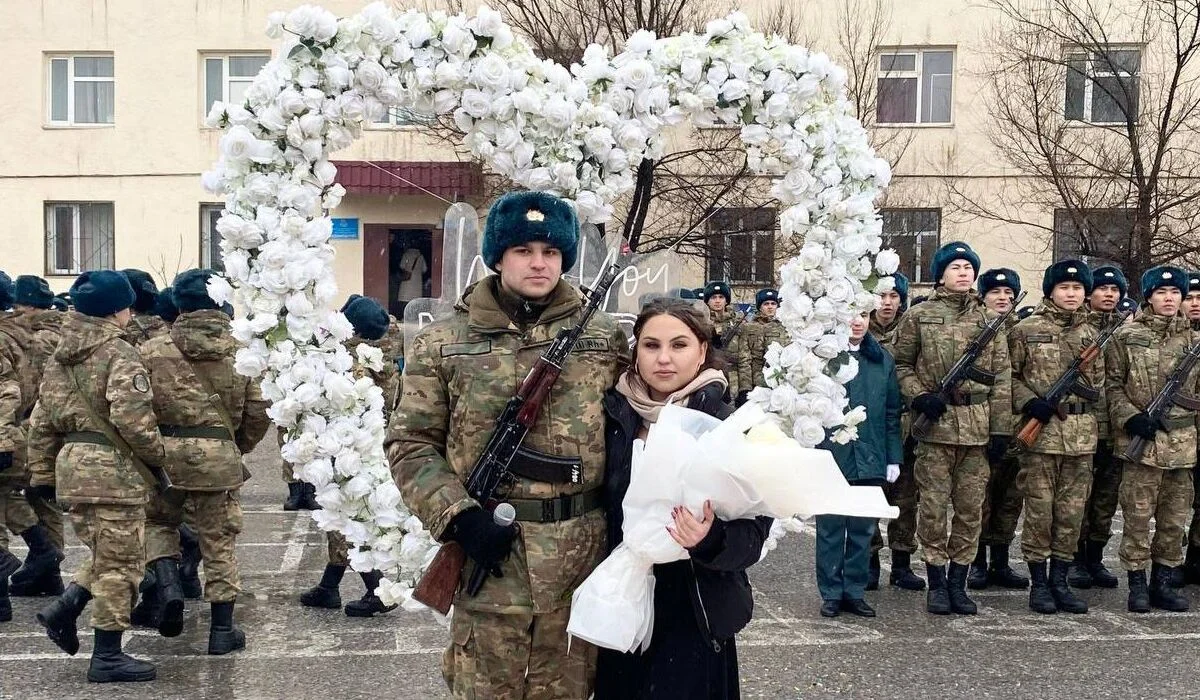 Гвардеец сделал предложение своей любимой в день присяги в Шымкенте (ВИДЕО)