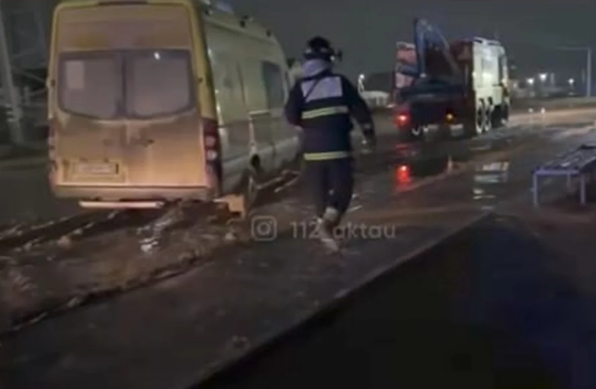 Машина скорой помощи застряла в грязи в Мангистауской области (ВИДЕО)