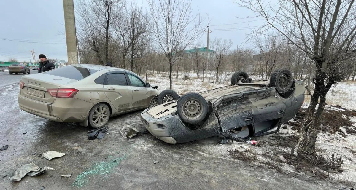 Автомобиль перевернулся после ДТП в Уральске, есть пострадавшие