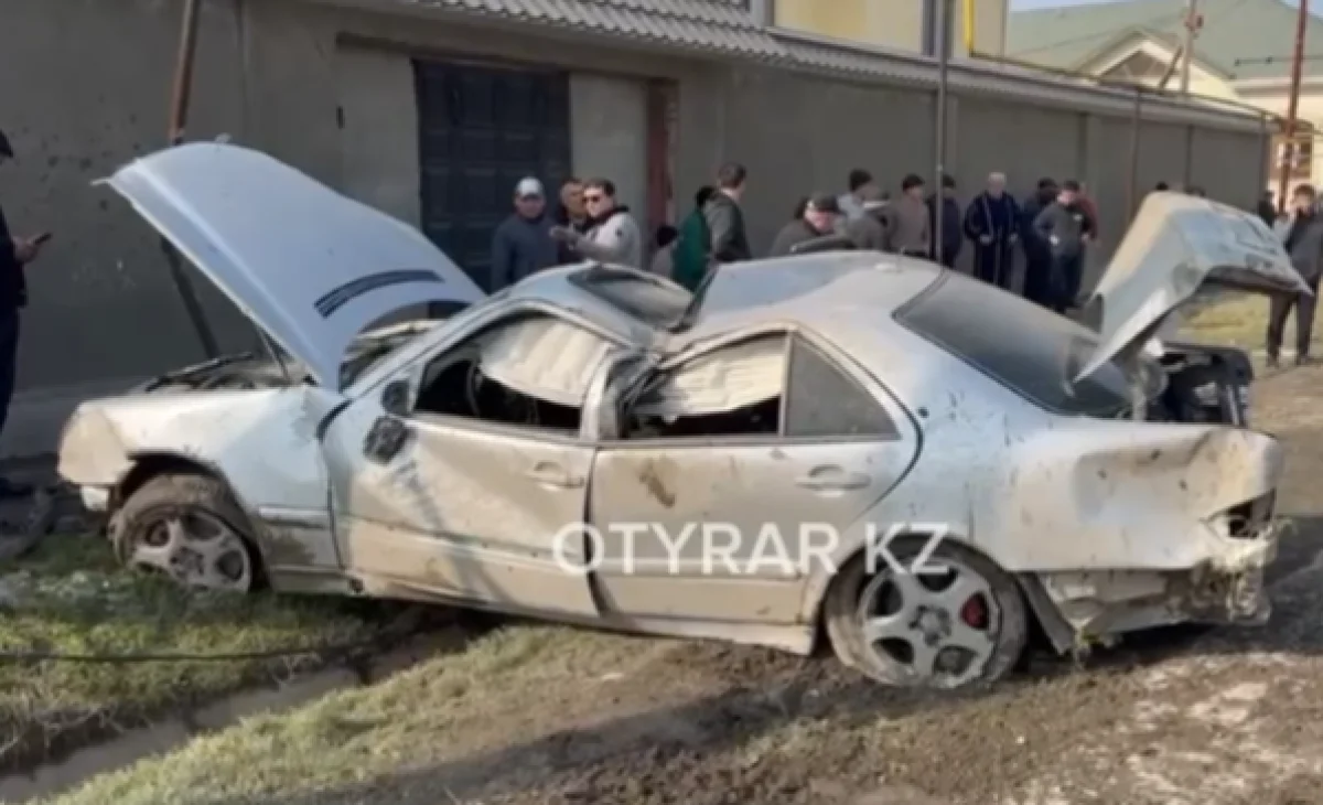 Водителя выбросило из окна авто на 10 метров во время жуткого ДТП в Шымкенте (ВИДЕО)