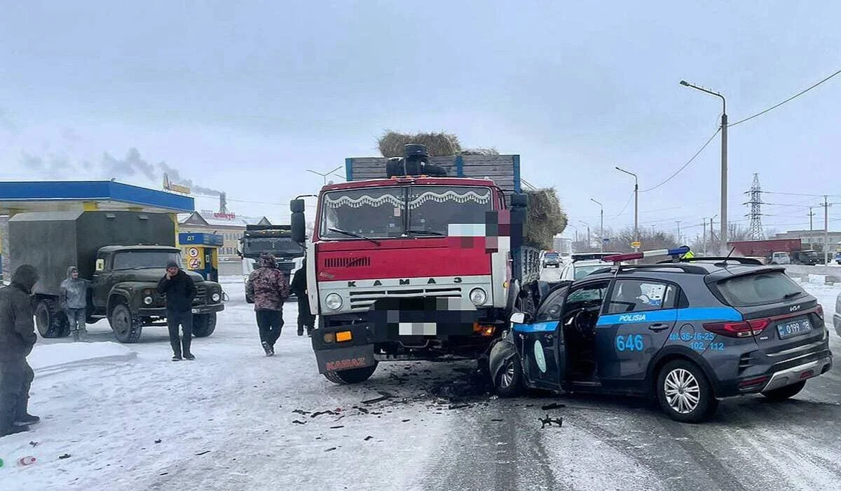 Полицейская машина попала под «КамАЗ» в Семее