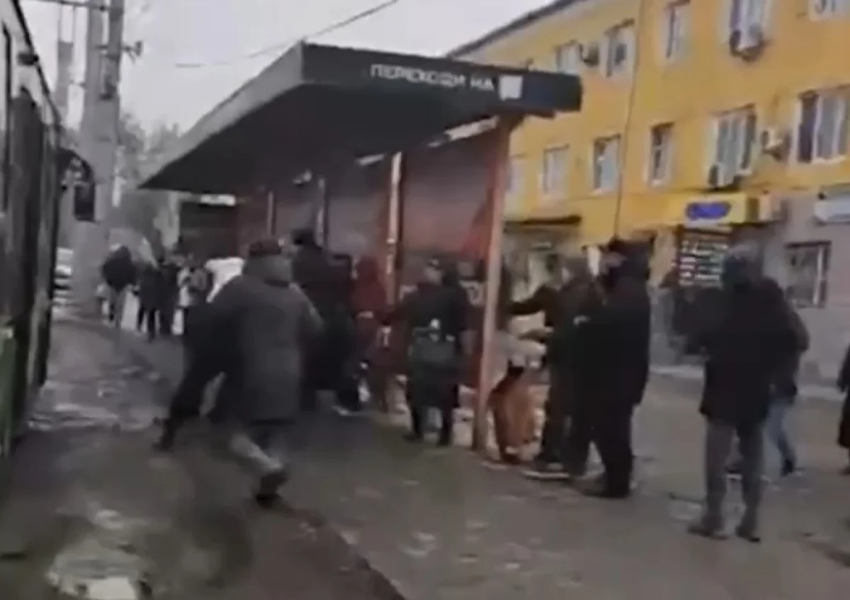 Водитель автобуса выходил из салона и избивал прохожих (ВИДЕО)