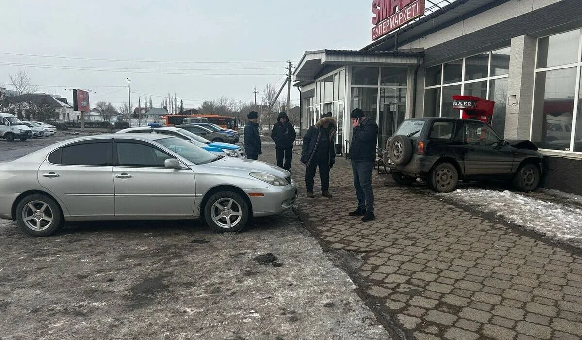 Водитель влетел в здание супермаркета в Экибастузе