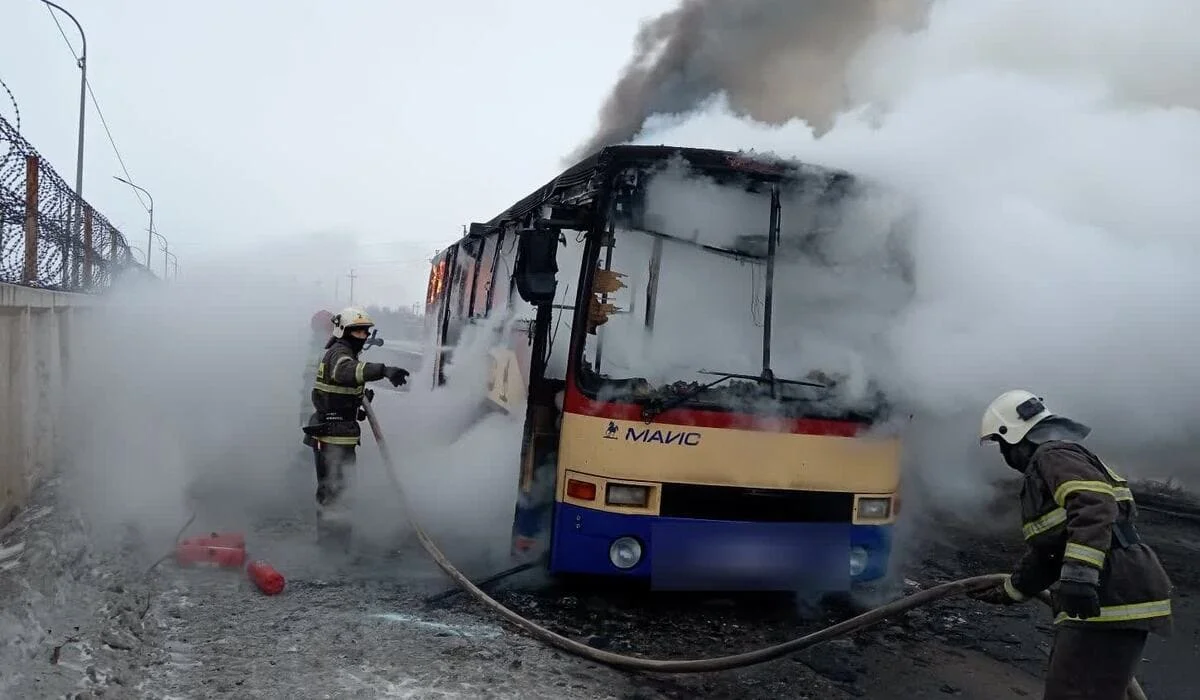 Полыхающий автобус сняли на видео в Экибастузе