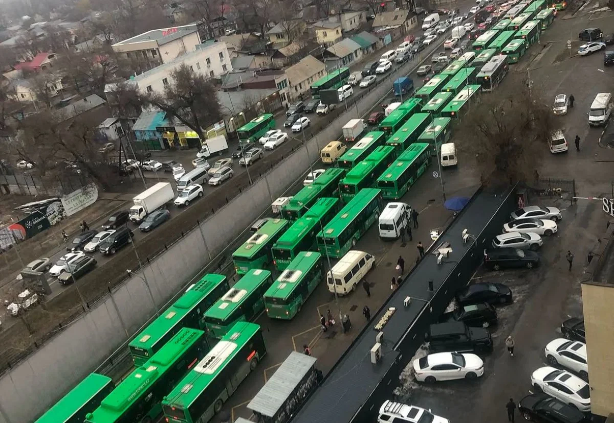 «Все встало намертво»: сильные пробки наблюдаются в Алматы и Астане (ФОТО)