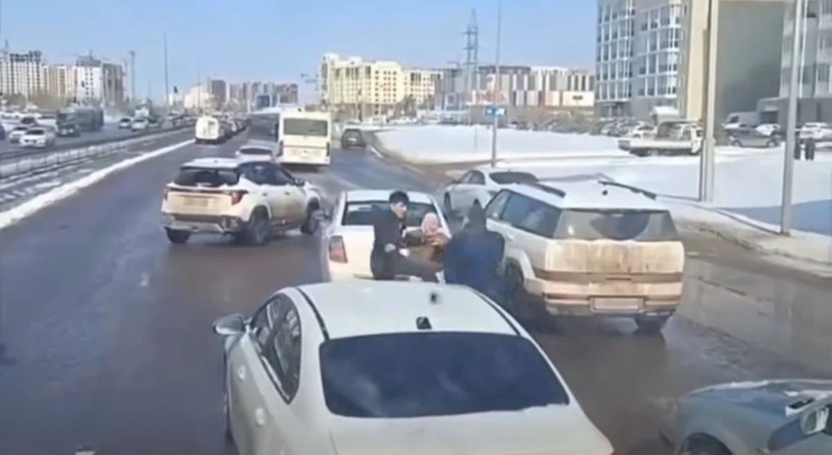 Двое водителей подрались посреди дороги в Астане (ВИДЕО)