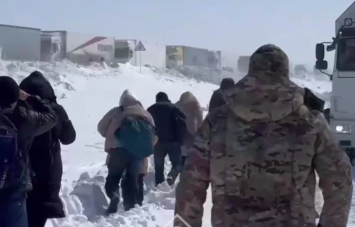 Почти 100 казахстанцев оказались в снежном плену в степи (ВИДЕО)