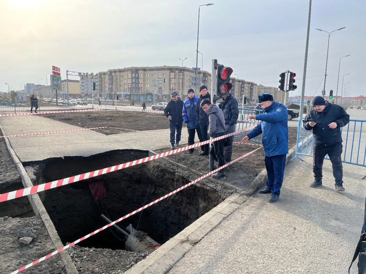 Огромный провал образовался на тротуаре в центре Актобе