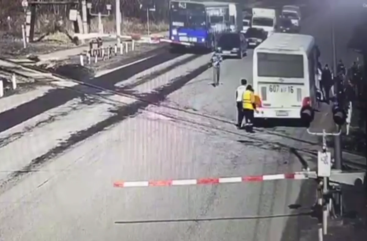 Пассажирский автобус заглох прямо на железнодорожных путях в Усть-Каменогорске (ВИДЕО)
