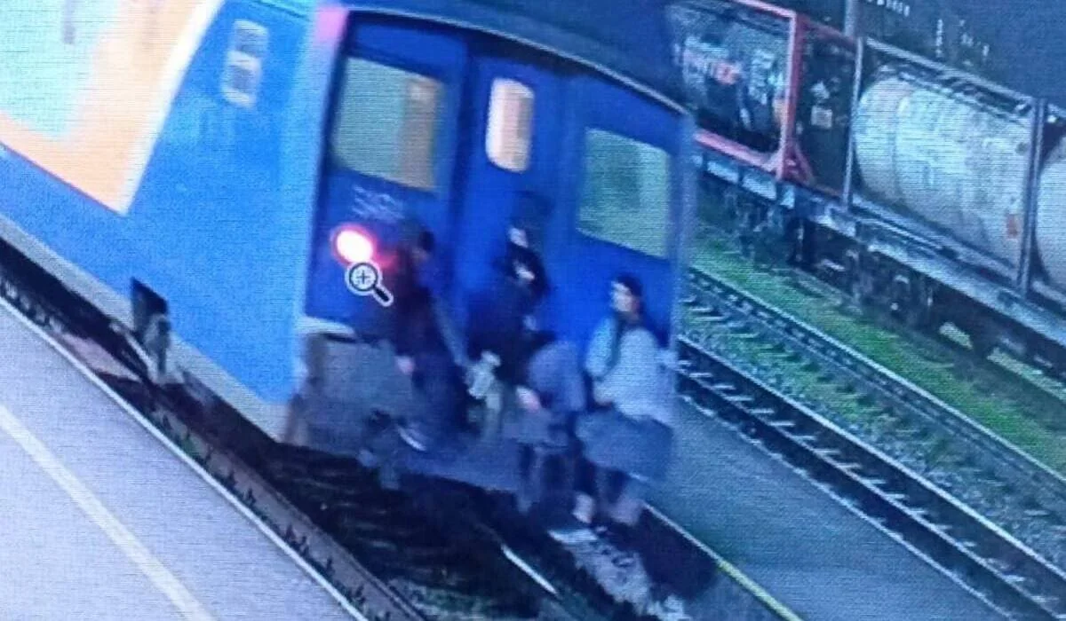 Пьяные подростки пытались прокатиться, зацепившись за поезд в Шымкенте (ВИДЕО)