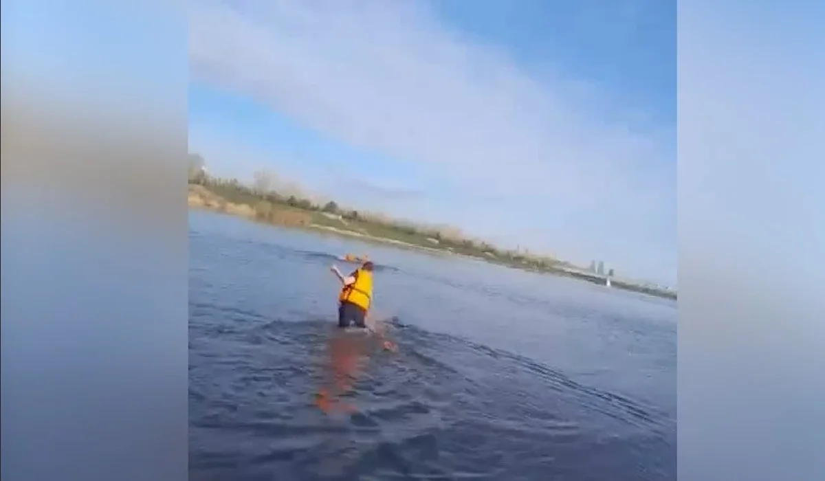 Видео спасения тонущего мужчины показали полицейские Астаны