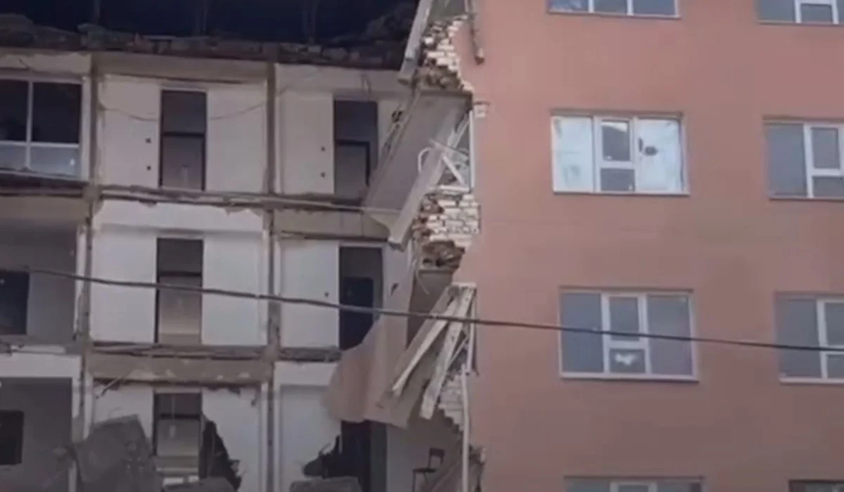 Часть общежития университета обрушилась в Атырау (ВИДЕО)