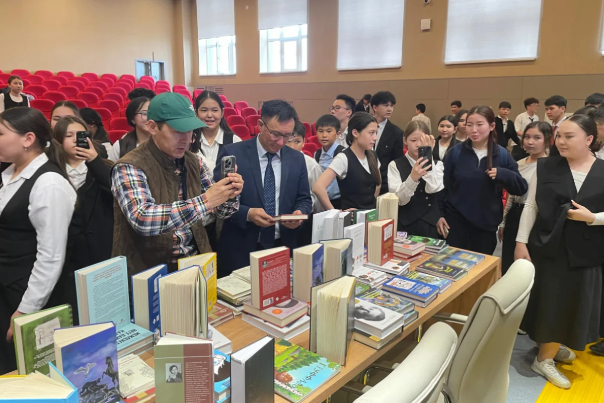 Сто книг сельской школе в Акмолинской области передало агентство «Хабар»