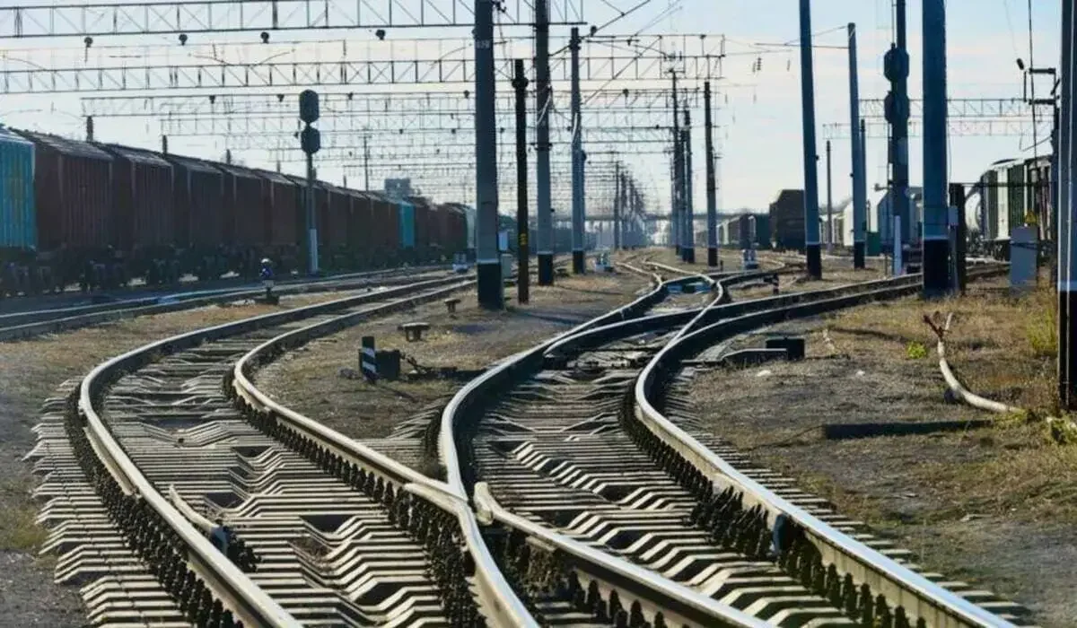 Водитель трактора погиб при столкновении с поездом в Костанайской области