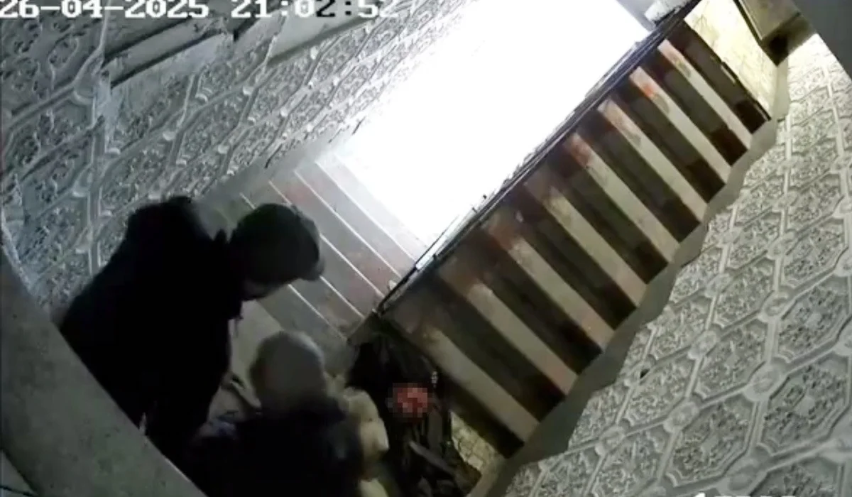 Изуродованное тело мужчины волокли по подъезду в Павлодаре (ВИДЕО)